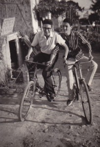 Mario adolescente va in bicicletta con un amico